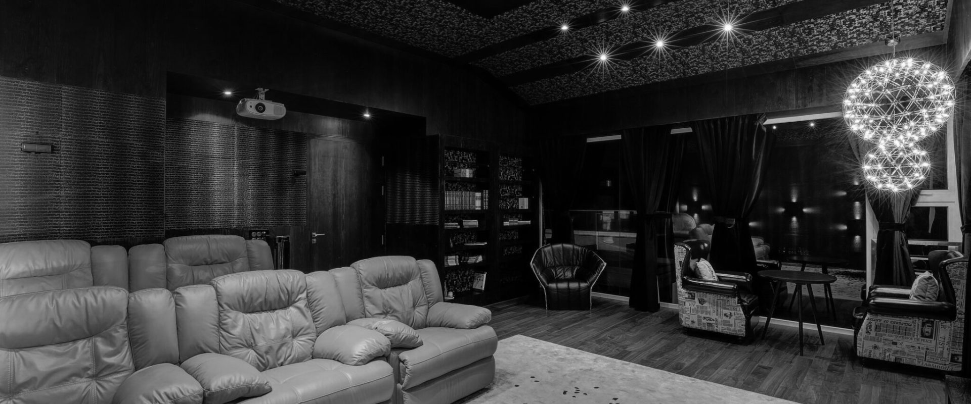 Pi7_28-ENT-ROOM-2048x1365